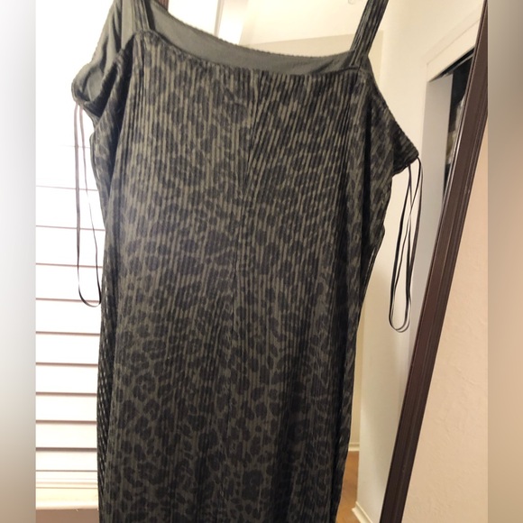 2 dress bundles from Express! Size M, 16 PTP, 35 inches long 65%poly,35%Rayon - Picture 8 of 10